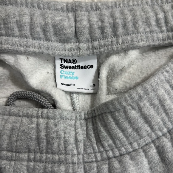 Snuggle-Worthy Style: TNA Sweatfleece Cozy Fleece in Heather Grey - Size Small! - Picture 3 of 4
